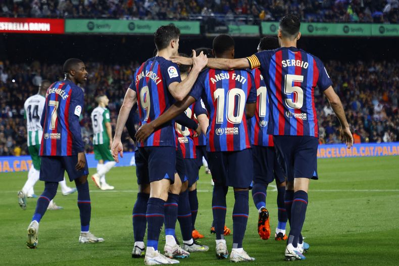 Los jugadores del Barcelona festejan luego que Guido Rodríguez anotó un autogol en el partido ante Real Betis, el sábado 29 de abril de 2023 (AP Foto/Joan Monfort)