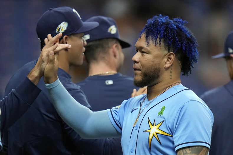El colombiano Harold Ramírez festeja la victoria de los Rays de Tampa Bay ante los Piratas de Pittsburgh, el martes 2 de mayo de 2023 (AP Foto/Chris OMeara)