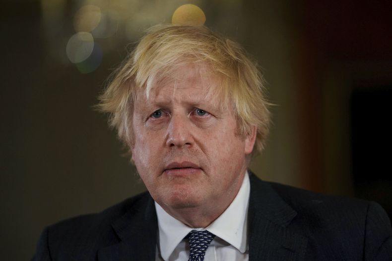 ARCHIVO - El primer ministro británico Boris Johnson graba un mensaje a la nación en su oficina de Downing Street, Londres, 12 de diciembre de 2021. Una comisión de legisladores británicos fustigó el jueves 29 de junio de 2023 a los aliados de Boris Johnson en el Parlamento por tratar de bloquear su investigación de si el ex primer ministro mintió acerca de las fiestas realizadas en sus oficinas durante la pandemia de coronavirus, en violación de la cuarentena vigente.(Kirsty OConnor, Pool via AP, File)