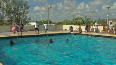 bomberos de miami dade  ensenan a un grupo de ninos de bajos recursos tecnicas de supervivencia