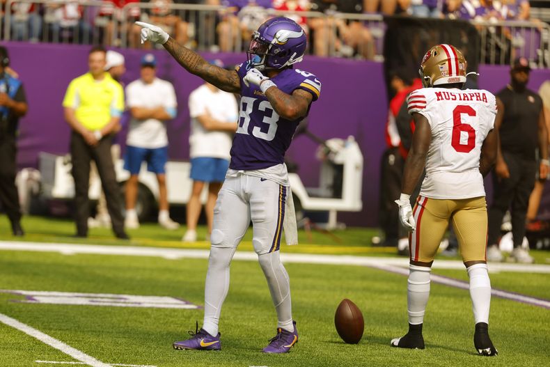 El wide receiver de los Vikings de Minnesota, Jalen Nailor (83), celebra frente al safety de los San Francisco 49ers, Malik Mustapha (6), después de atrapar un pase para un primer down durante la segunda mitad el domingo 15 de septiembre de 2024, en Minneapolis. (AP Foto/Bruce Kluckhohn)