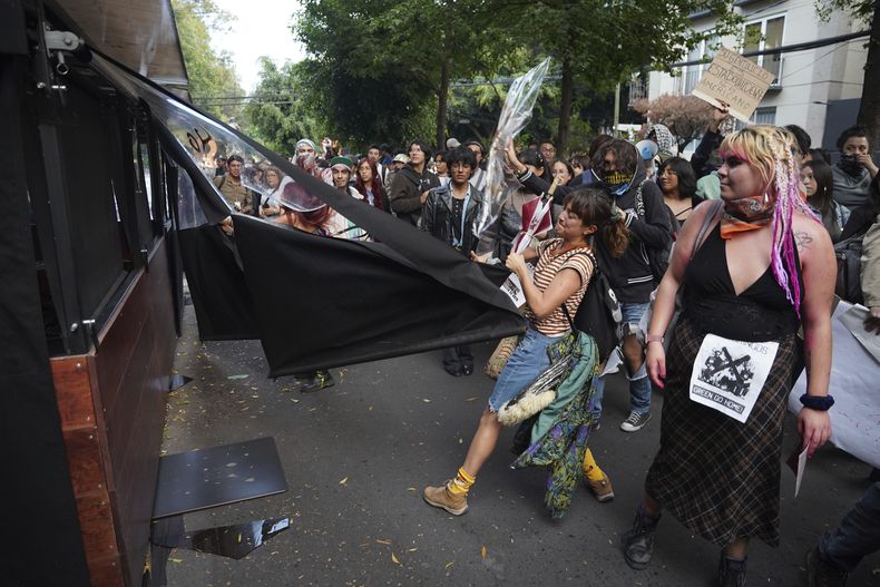 Manifestantes atacan un restaurante al final de una protesta pacífica contra la gentrificación que se tornó violenta, ya que el aumento de trabajadores a distancia ha provocado un incremento de los precios y la demanda de vivienda en barrios como Condesa y Roma, el viernes 4 de julio de 2025, en Ciudad de México. (Foto AP/Aurea Del Rosario)