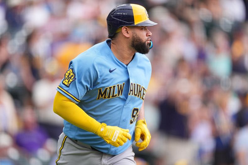 Gary Sánchez, de los Cerveceros de Milwaukee, se enfila a primera base después de batear un cuadrangular frente al relevista de los Rockies de Colorado, Jaden Hill, en la sexta entrada del juego de béisbol de Grandes Ligas, el domingo 7 de junio de 2026, en Denver. (AP Foto/David Zalubowski)