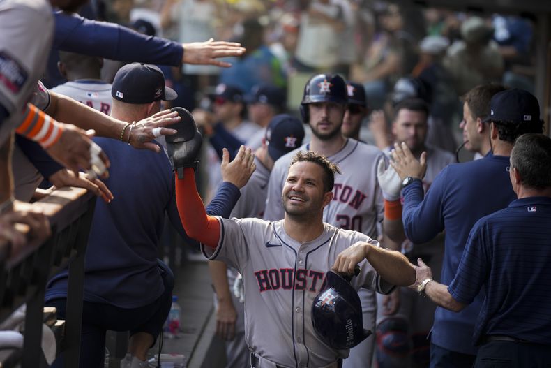 El segunda base de los Astros de Houston, el venezolano Jose Altuve es felicitado por sus compañeros tras anotar en la octava entrada frente a los Rockies de Colorado en la Ciudad de México el domingo 28 de abril del 2024. (AP Foto/Fernando Llano)