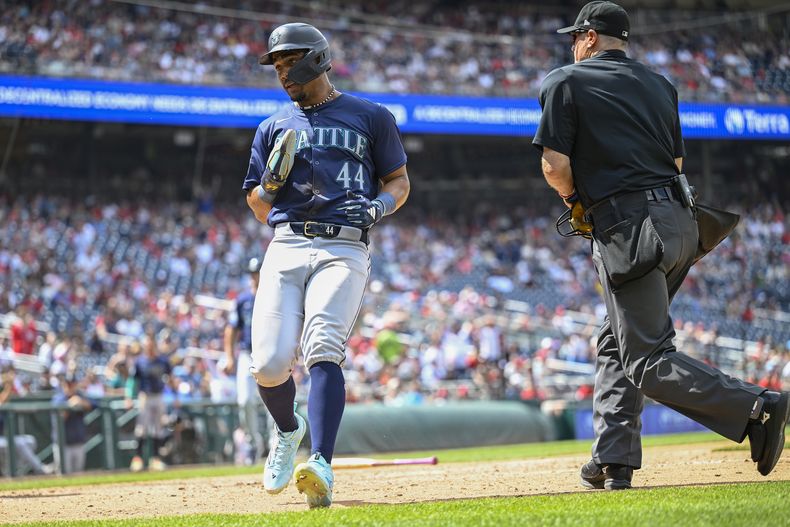 Julio Rodríguez, de los Marineros de Seattle, anota con sencillo de su compañero Ty France durante la octava entrada del juego de béisbol en contra de los Nacionales de Washington, el domingo 26 de mayo de 2024, en Washington. (AP Foto/John McDonnell)
