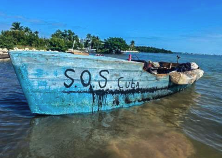 Grupo de balseros cubanos llegan a EEUU en una embarcación con la frase de ´SOS Cuba´