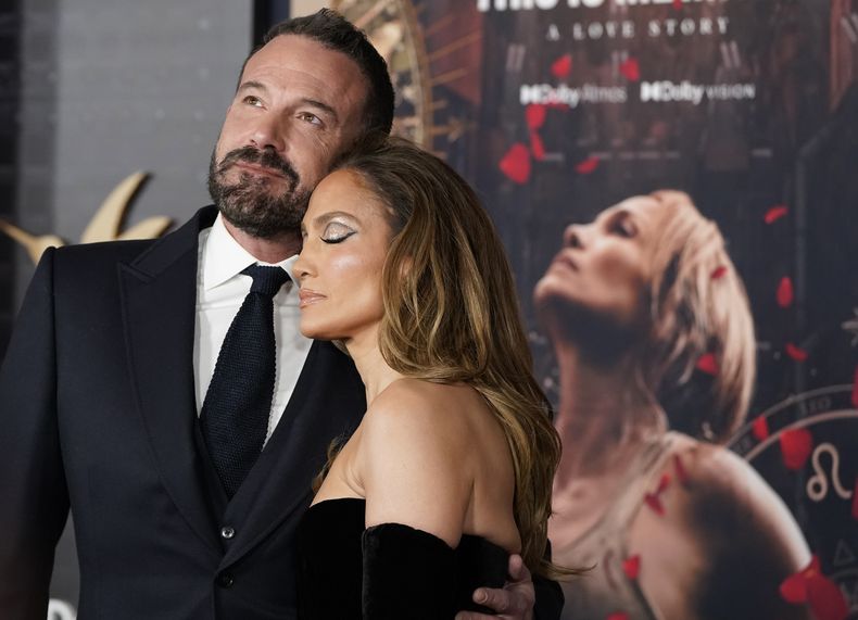 ARCHIVO - Ben Affleck, izquierda, y Jennifer Lopez llegan al estreno de This Is Me... Now: A Love Story el martes 13 de febrero de 2024 en el Dolby Theatre de Los Ángeles. (Foto Jordan Strauss/Invision/AP, archivo)