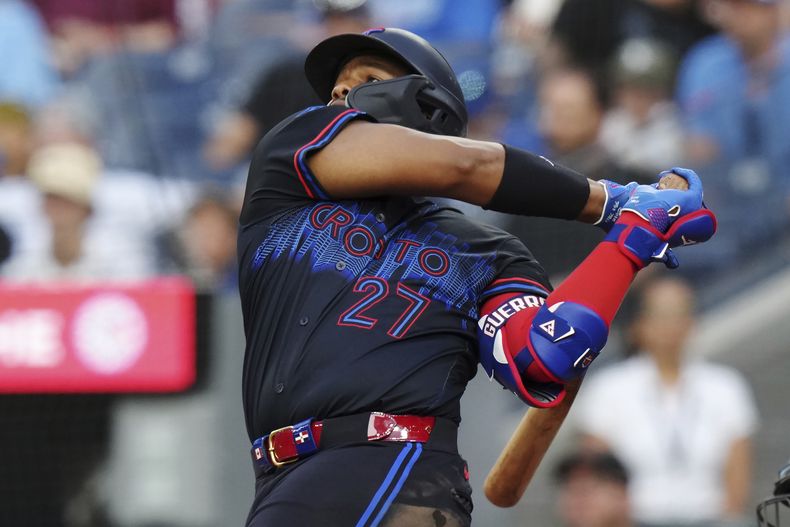 El dominicano Vladimir Guerrero Jr. de los Azulejos de Toronto batea un jonrón en la tercera entrada ante los Rays de Tampa Bay el miércoles 24 de julio del 2024. (Chris Young/The Canadian Press via AP)
