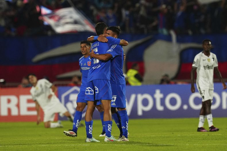 Los jugadores de la Universidad de Chile festejan la victoria sobre Botafogo de Brasil en la Copa Libertadores, el miércoles 2 de abril de 2025 (AP Foto/Esteban Félix)