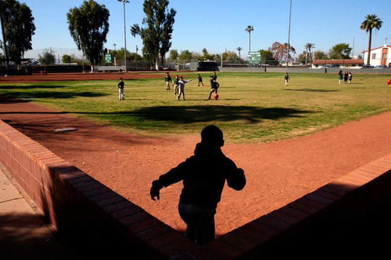 ARCHIVO - Alumnos juegan al béisbol durante el recreo en la escuela primaria St. Agnes en Phoenix, Arizona, el 3 de marzo de 2020. (AP Foto/Dario Lopez-Mills, Archivo)