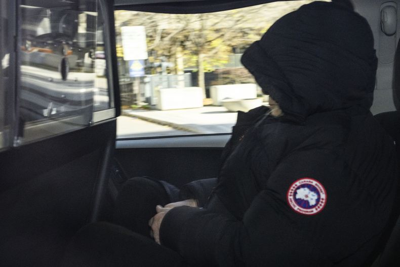 El magnate de la moda Peter Nygård deja el tribunal en un vehículo policial después de ser declarado culpable de cuatro cargos de agresión sexual, el domingo 12 de noviembre de 2023, en Toronto. (Christopher Katsarov/The Canadian Press vía AP)