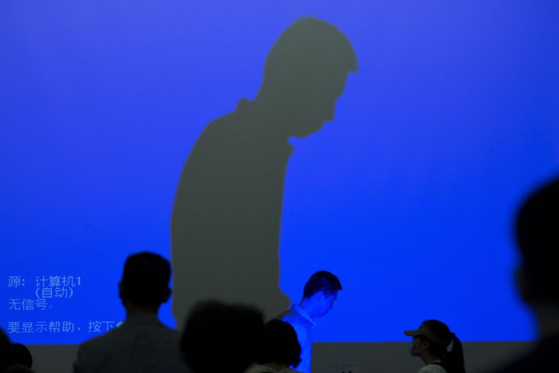 Familiares de pasajeros del desaparecido vuelo 370 de Malaysia Airlines salen de la sala de conferencia luego de una reuni&oacute;n con funcionarios malasios en Beijing, 30 de abril de 2014. La compa&ntilde;&iacute;a pidi&oacute; a los familiares el juev