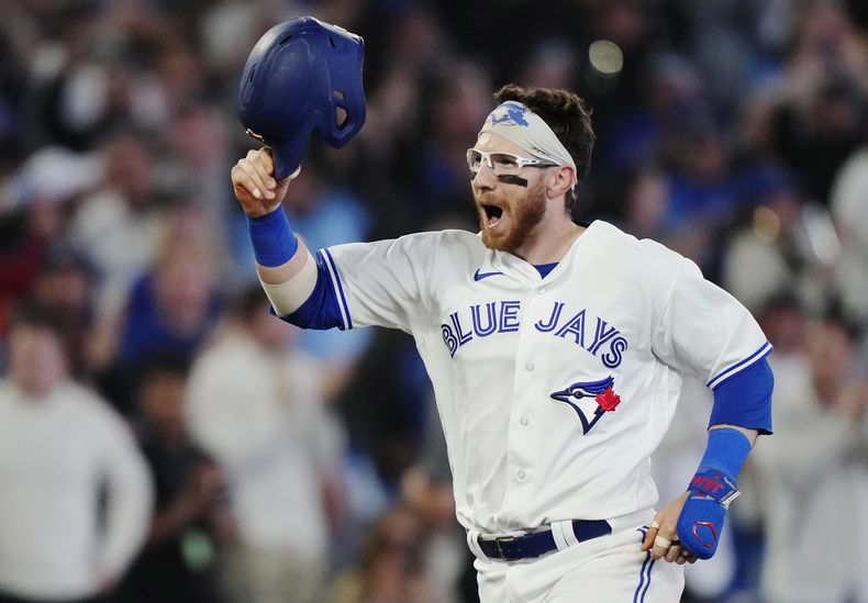 Danny Jansen, bateador designado de los Azulejos de Toronto, festeja su jonrón de tres carreras que significó la victoria sobre los Yanquis de Nueva York, el miércoles 17 de mayo de 2023 (Frank Gunn/The Canadian Press via AP)