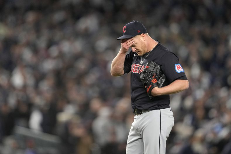 El lanzador abridor de los Guardianes de Cleveland, Alex Cobb, reacciona después de dar base por bolas a Anthony Volpe, de los Yankees de Nueva York, durante la tercera entrada en el Juego 1 de la Serie de Campeonato de la Liga Americana, el lunes 14 de octubre de 2024, en Nueva York. (AP Foto/Godofredo Vásquez)