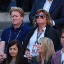 ARCHIVO - Johann (izquierda) y Siglind Sinner, padres de Jannik Sinner, de Italia, observan su partido final contra Casper Ruud, de Noruega, en el torneo de tenis Abierto de Italia, en Roma, el 17 de mayo de 2026. (Foto AP/Andrew Medichini, Archivo)