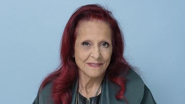 Patricia Field posa para un retrato el miércoles 7 de junio de 2023 en Nueva York para promover Happy Clothes: A Film About Patricia Field que se estrenó en el Festival de Cine de Tribeca. (Foto Christopher Smith/Invision/AP)