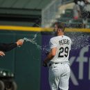 Tristan Peters, de los Medias Blancas de Chicago, es felicitado por sus compañeros tras gesionar un boleto que significó el triunfo en 11 innings sobre los Yankees de Nueva York, el jueves 30 de julio de 2026 (AP Foto/Melissa Tamez)