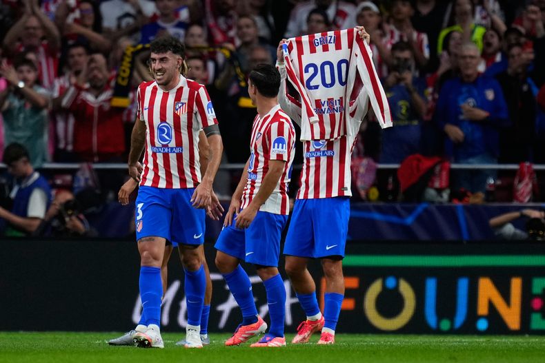 Antoine Griezmann del Atlético de Madrid levanta una camiseta con el número 200 por el número de goles que tiene con el equipo tras anotar en el encuentro ante el Eintracht Frankfurt en la Liga de Campeones el martes 30 de septiembre del 2025. (AP Foto/Manu Fernandez)