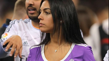 se necesita mesero chileno: la novia de ronaldo se burla de chile por su ausencia en el mundial