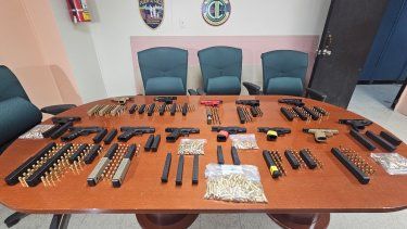 operativo policial en barrio obrero descubre arsenal ilegal y drogas en negocio local