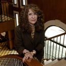 ARCHIVO - La poeta nicaragüense Gioconda Belli posa para un retrato en un hotel en Bogotá, Colombia, el 30 de abril de 2005. Belli, quien vive exiliada en Madrid desde 2022, recibió la ciudadanía española el martes 16 de enero de 2024. (Foto AP/Zoe Selsky, archivo)