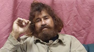 americateve | Fotograf&iacute;a del lunes 3 de febrero de 2014 provista por el Departamento de Relaciones Exteriores de las Islas Marshall, de un hombre que se identific&oacute; como Jos&eacute; Salvador Alvarenga, de 37 a&ntilde;os de edad, mientras est&aacute; sentad