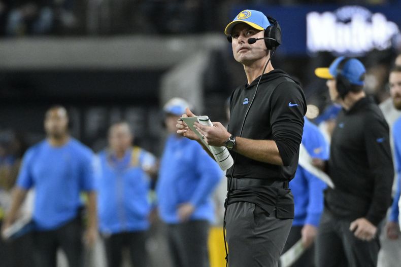 El entrenador de los Chargers de Los Ángeles Brandon Staley parado en la banda durante el encuentro ante los Raiders de Las Vegas del jueves 14 de diciembre del 2023. (AP Foto/David Becker)