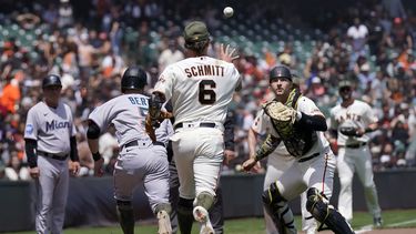 Jon Berti (5), de los Marlins de Miami, es atrapado en un tira y tira del tercera base de los Gigantes de San Francisco, Casey Schmitt (6), para que el receptor Patrick Bailey tocara a Berti y lo pusiera fuera, durante la quinta entrada del juego de béisbol en San Francisco, el domingo 21 de mayo de 2023. (AP Foto/Jeff Chiu)