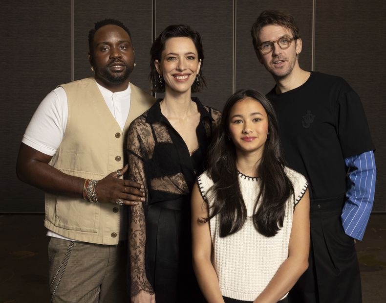Brian Tyree Henry, de izquierda a derecha, Rebecca Hall, Kaylee Hottle, y Dan Stevens posan para un retrato para promover Godzilla x Kong: The New Empire el lunes 18 de marzo de 2024, en Nueva York. (Foto Matt Licari/Invision/AP)