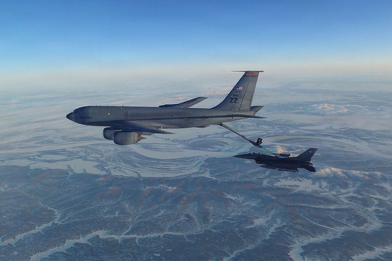 En la imagen, proporcionada por el Departamento de Defensa de Estados Unidos, se muestra un avión de combate F-16 del Mando de Defensa Aeroespacial de Norteamérica repostando de un KC-135 Stratotanker sobre el oeste de Alaska el jueves 19 de febrero de 2026. (Departamento de Defensa de Estados Unidos vía AP)