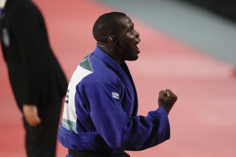 El cubano Iván Silva celebra tras ganar la medalla de oro en los 90 kg del judo de los Juegos Panamericanos en Santiago, Chile, el lunes 30 de octubre de 2023. (AP Foto/Eduardo Verdugo)