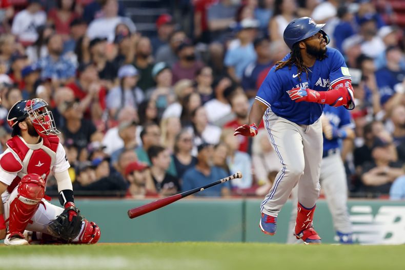 Vladimir Guerrero Jr., de los Azulejos de Toronto, observa volar la pelota para su cuadrangular solitario frente al receptor de los Medias Rojas de Boston, Connor Wong, durante la primera entrada del juego de béisbol, el viernes 4 de agosto de 2023, en Boston. (AP Foto/Michael Dwyer)