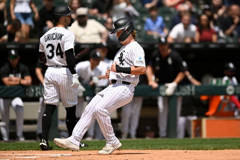 Chase Meidroth de los Medias Blancas de Chicago anota una carrera ante los Tigres de Detroit, el sábado 30 de mayo de 2026. (AP Foto/Paul Beaty)