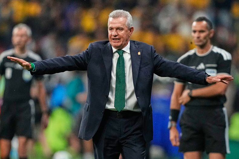 ARCHIVO - El técnico de México Javier Aguirre gesticula durante el partido contra Ecuador por los 16vos de final del Mundial, el 30 de junio de 2026, en la Ciudad de México. Aguirre ha sido nombrado como técnico del Valencia de la Liga de España. (AP Foto/Natacha Pisarenko)