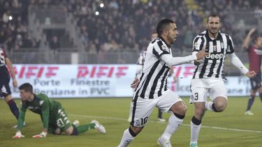 americateve | El jugador de la Juventus, Carlos Tevez, centro, festeja un gol contra Cagliari el jueves, 18 de diciembre de 2014, en Cagliari, Italia. (AP Photo/Daniela Santoni)