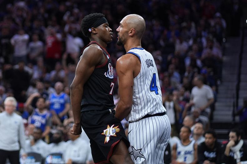 Vj Edgecombe, de los 76ers de Filadelfia, y Jalen Suggs, del Magic de Orlando, protagonizan un altercado durante el partido de play-in del miércoles 15 de abril de 2026 (AP Photo/Matt Slocum)