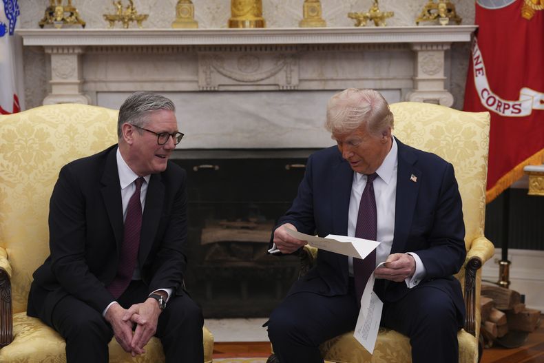 ARCHIVO - El primer ministro británico, Keir Starmer, a la izquierda, entrega una invitación del rey Carlos III para una segunda visita de Estado al presidente Donald Trump en la Casa Blanca, el jueves 27 de febrero de 2025, en Washington. (Carl Court/Pool vía AP, Archivo)