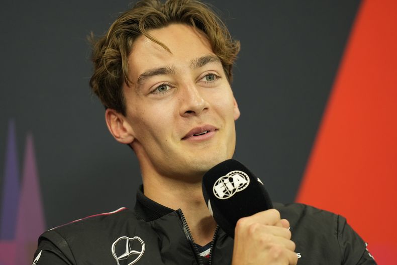 El piloto británico George Russell, de la escudería Mercedes, habla en conferencia de prensa en el circuito de Suzuka antes del fin de semana del Gran Premio de Japón el jueves 4 de abril del 2024. (AP Foto/Hiro Komae)