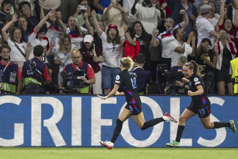 Chloe Kelly (izquierda) y Ella Toone (derecha) luego que Kelly anotó el segundo gol de Inglaterra en la semifinal contra Italia en la Eurocopa femenina, el martes 22 de julio de 2025, en Ginebra. (Martial Trezzini/Keystone vía AP)