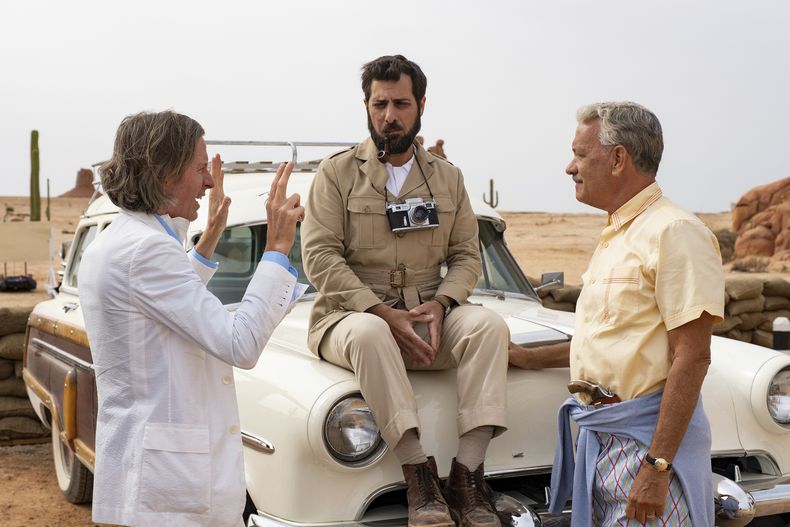 En esta imagen proporcionada por Focus Features, el guionista y director Wes Anderson, izquierda, con los actores Jason Schwartzman, centro, y Tom Hanks en el set de Asteroid City. (Roger Do Minh/Focus Features vía AP)