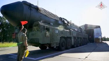 ARCHIVO - En esta foto tomada de un video difundido por el servicio de prensa del Ministerio de Defensa ruso el martes 17 de septiembre de 2024, un lanzador ruso de misiles balísticos estratégicos RS-24 Yars sale de un hangar durante un simulacro en la región de Ivanovo, Rusia. (Russian Defense Ministry Press Service photo via AP, archivo)