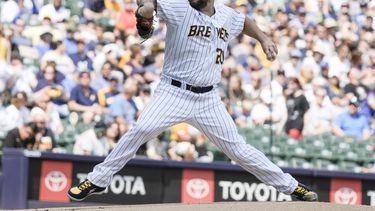 El abridor de los Cerveceros de Milwaukee Wade Miley lanza en la primera entrada del encuentro ante los Piratas de Pittsburgh el sábado 17 de junio del 2023. (AP Foto/Morry Gash)
