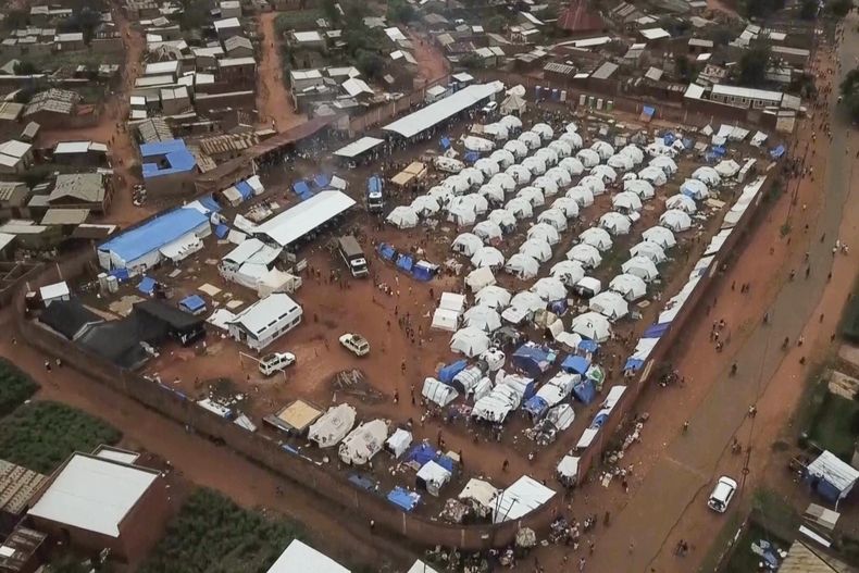 Esta imagen tomada de un video del Programa Mundial de Alimentos de la ONU muestra el Estadio Rugombo, donde más de 45.000 refugiados congoleños reciben albergue, el 11 de marzo de 2025, en Rugombo, Burundi. (PMA vía AP)