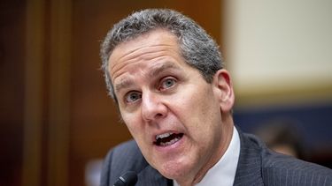 ARCHIVO - El vicepresidente de la Reserva Federalo para supervisión Michael Barr declara ante la Comisión de Servicios Financieros de la Cámara de Representantes, Washington, 29 de marzo de 2023. (AP Foto/Andrew Harnik, File)
