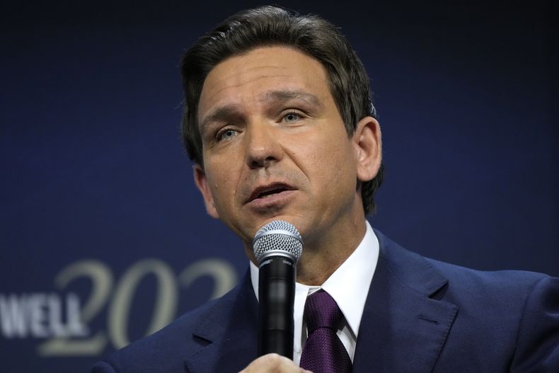 El candidato presidencial republicano, el gobernador de Florida, Ron DeSantis, habla durante la Cumbre de Liderazgo Familiar, el 14 de julio de 2023, en Des Moines, Iowa. (Foto AP/Charlie Neibergall, Archivo)