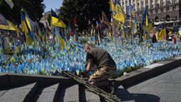 Un veterano presenta sus respetos en un monumento improvisado en honor de los soldados ucranianos caídos, en el Día de la Independencia de Ucrania en la Plaza de la Independencia de Kiev, Ucrania, el sábado 24 de agosto de 2024. (AP Foto/Efrem Lukatsky)