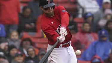 Christian Arroyo de los Medias Rojas de Boston conecta un doble de dos carreras contra los Guardianes de Cleveland, el domingo 30 de abril de 2023. (AP Foto/Steven Senne)