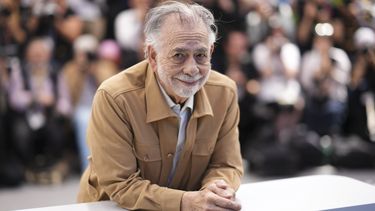 ARCHIVO - El director Francis Ford Coppola posa en la sesión fotográfica de la película Megalopolis en el 77º festival internacional de cine, Cannes, sur de Francia, el viernes 17 de mayo de 2024. (Foto Scott A Garfitt/Invision/AP, archivo)