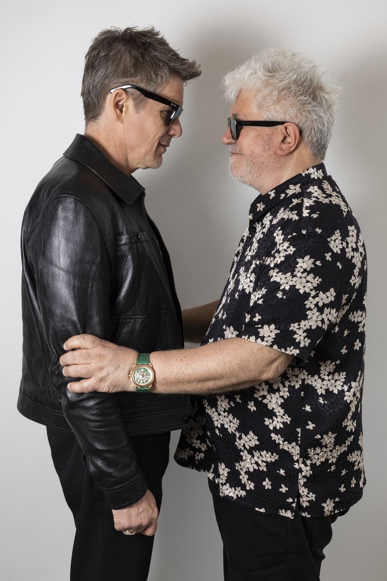 Ethan Hawke, izquierda, y el director Pedro Almodóvar posan para promover el corto Extraña forma de vida en la 76a edición del festival internacional de cine de Cannes, en el sur de Francia, el jueves 18 de mayo de 2023. (Foto Joel C Ryan/Invision/AP)