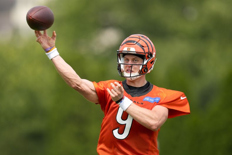 Joe Burrow, quarterback de los Bengals de Cincinnati, lanza un pase en una práctica el miércoles 26 de julio de 2023 (AP Foto/Jeff Dean)